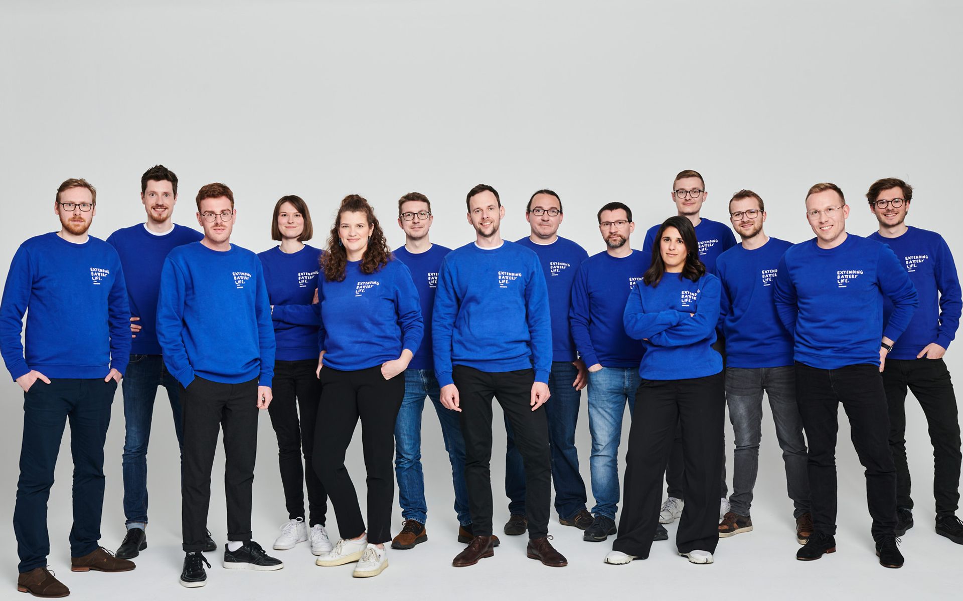 Team von encore | DB in einheitlichen blauen Pullovern.