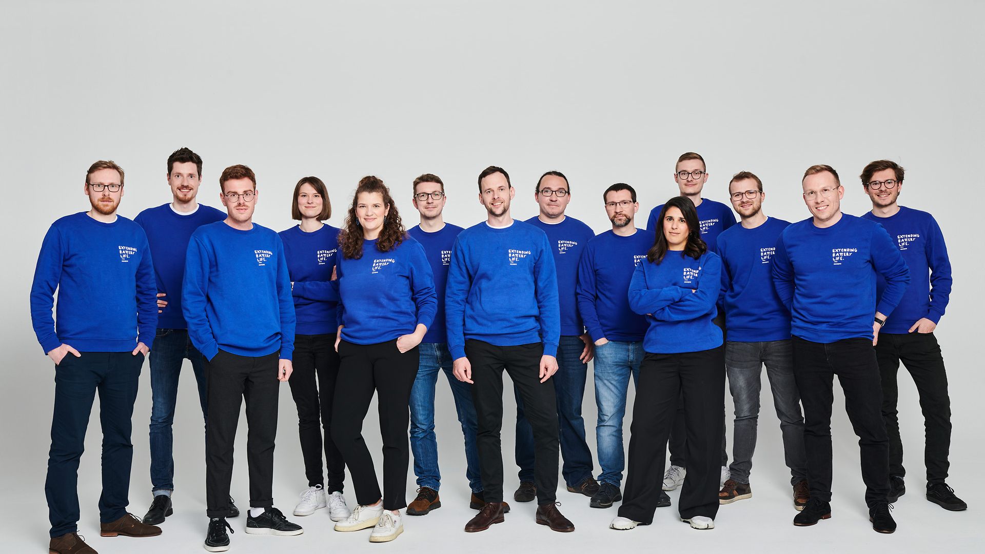 Team von encore | DB in einheitlichen blauen Pullovern.