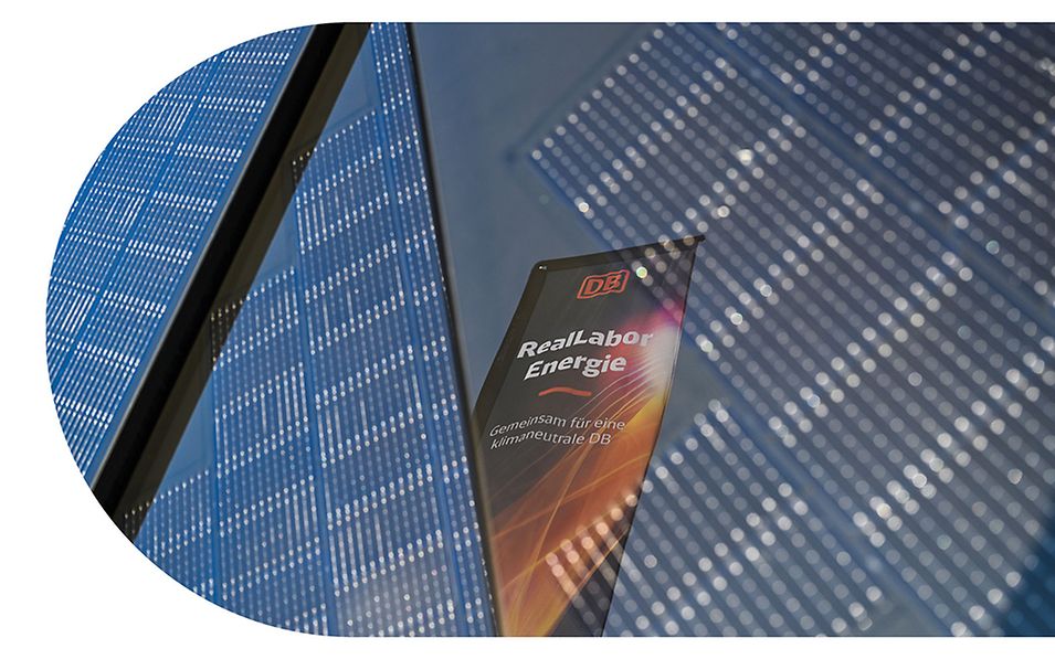 Spiegelung der Flagge vom Reallabor Energie in einem Solarpanel.