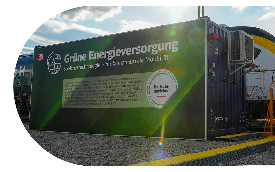 encore Batteriespeicher mit erklärendem Branding am Innovationshub der DB Energie in Tübingen