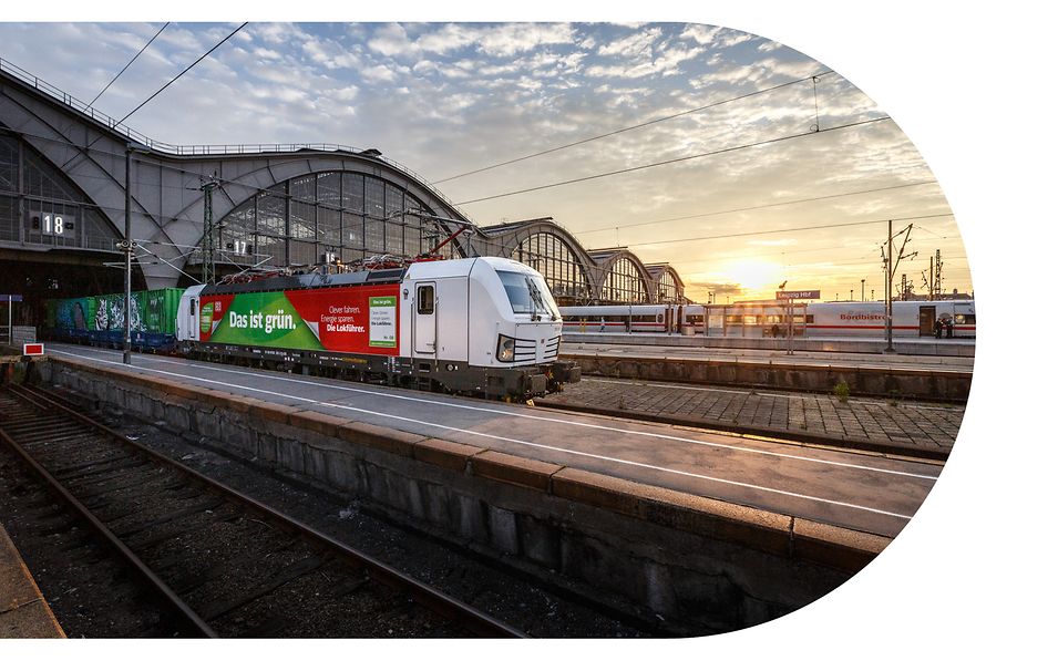 Ein Zug mit der Aufschrift "Das ist grün." der Deutschen Bahn steht vor dem Leipziger Hauptbahnhof.