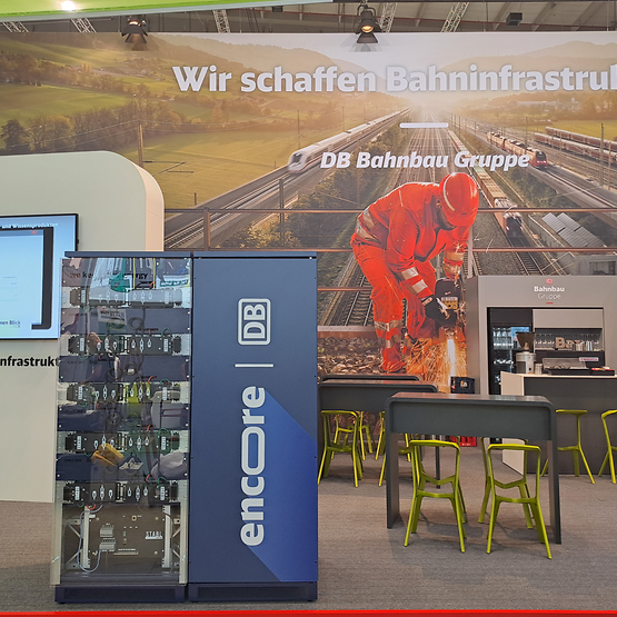 encore | DB Batteriespeicher auf dem Messestand der DB Bahnbau Gruppe