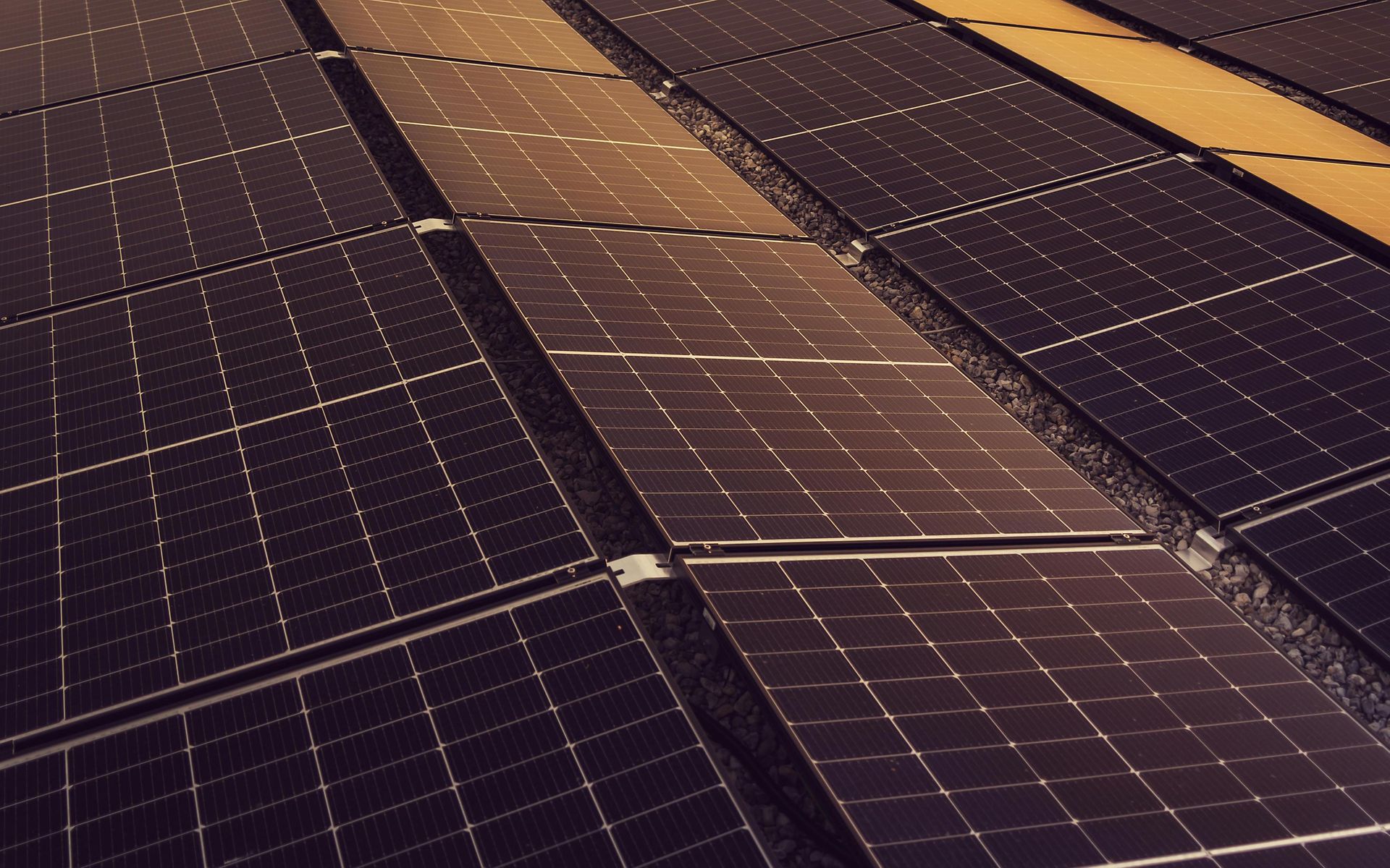 Solarpanele einer PV-Anlage auf einem Dach.