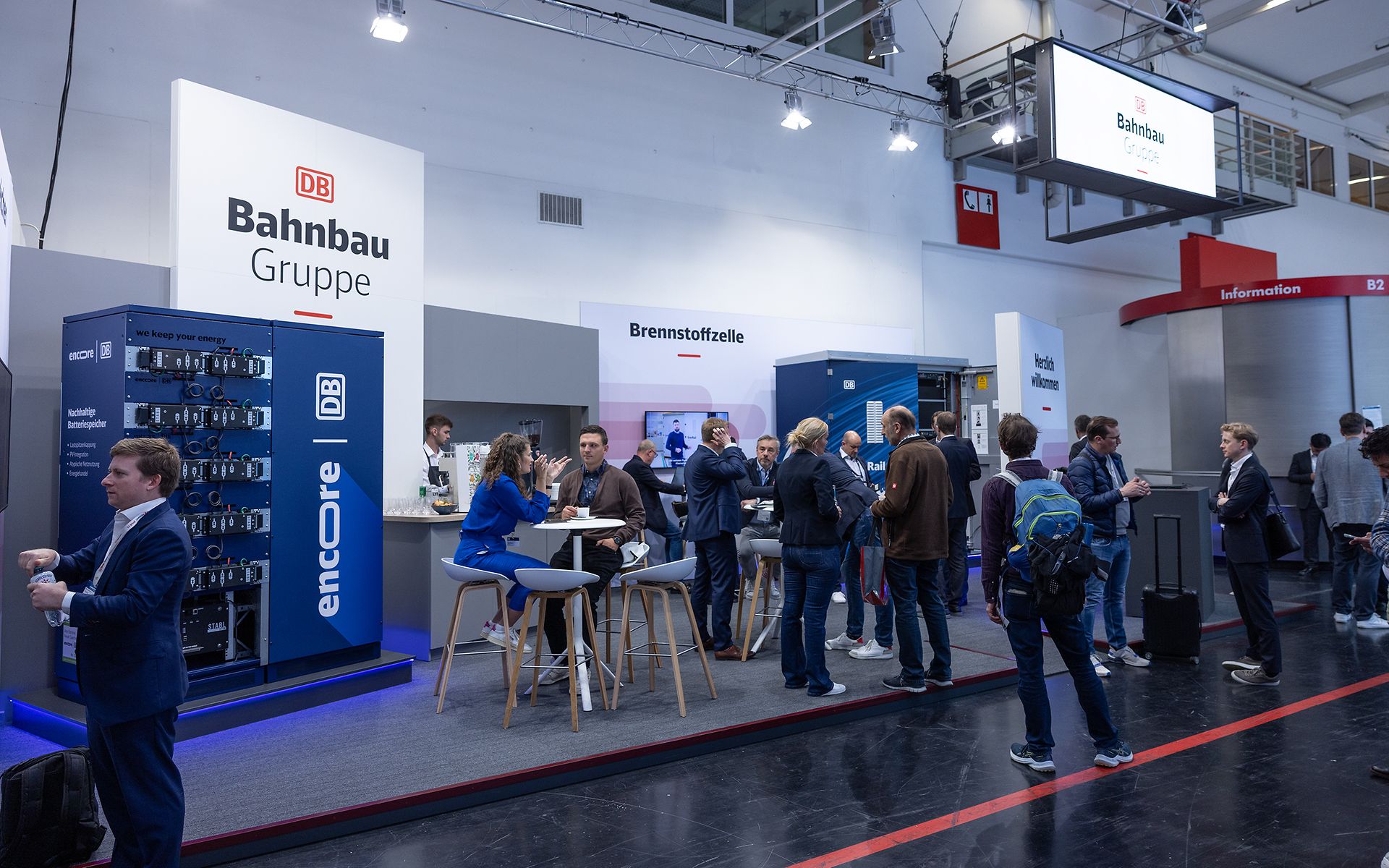 Gesamtansicht des Messestands der DB Bahnbau Gruppe auf der ees Europe 2025