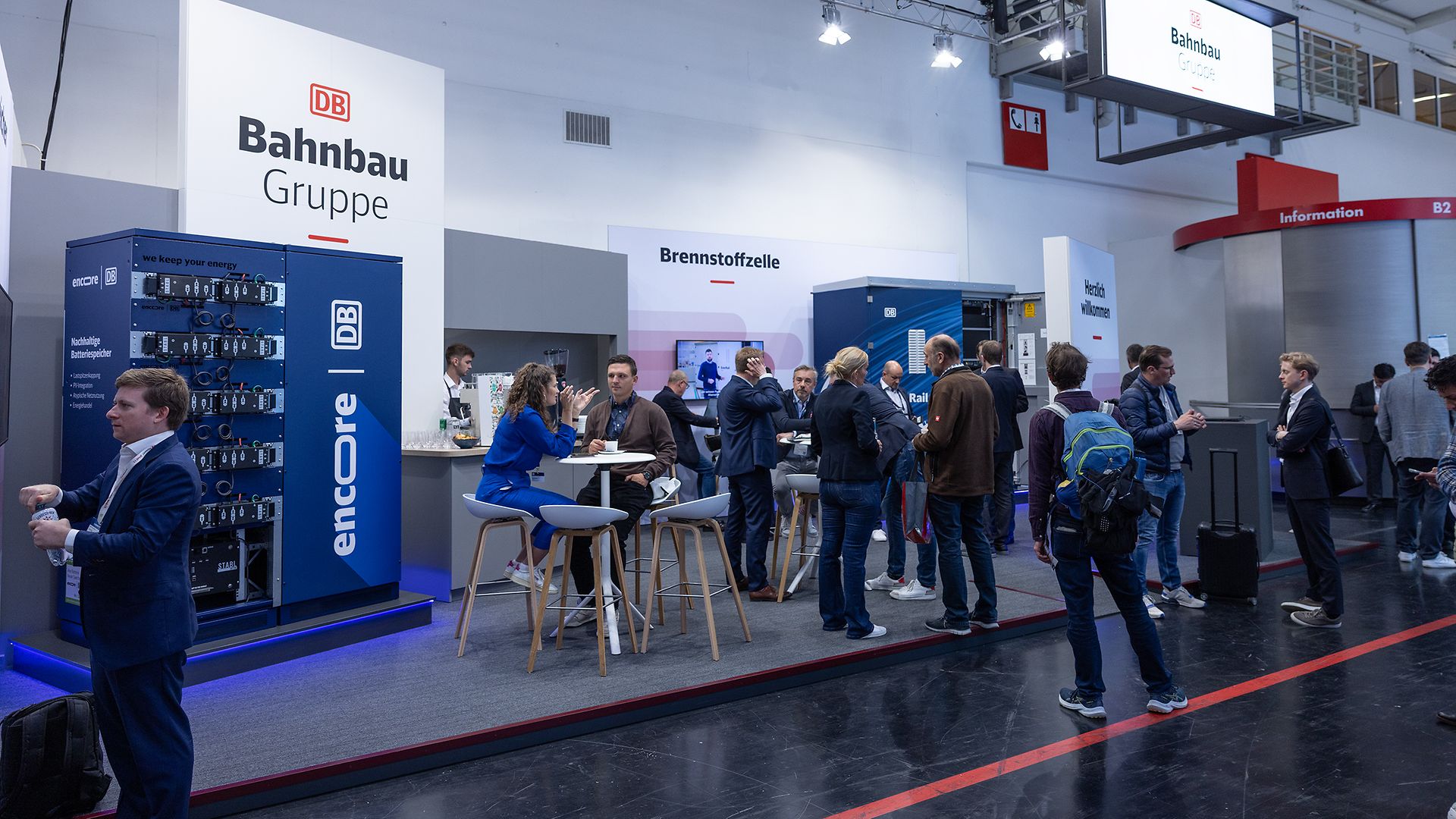 Gesamtansicht des Messestands der DB Bahnbau Gruppe auf der ees Europe 2025