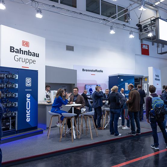 Gesamtansicht des Messestands der DB Bahnbau Gruppe auf der ees Europe 2025