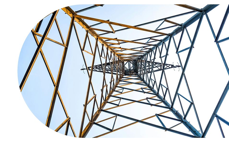 Nahaufnahme eines Strompfeilers.