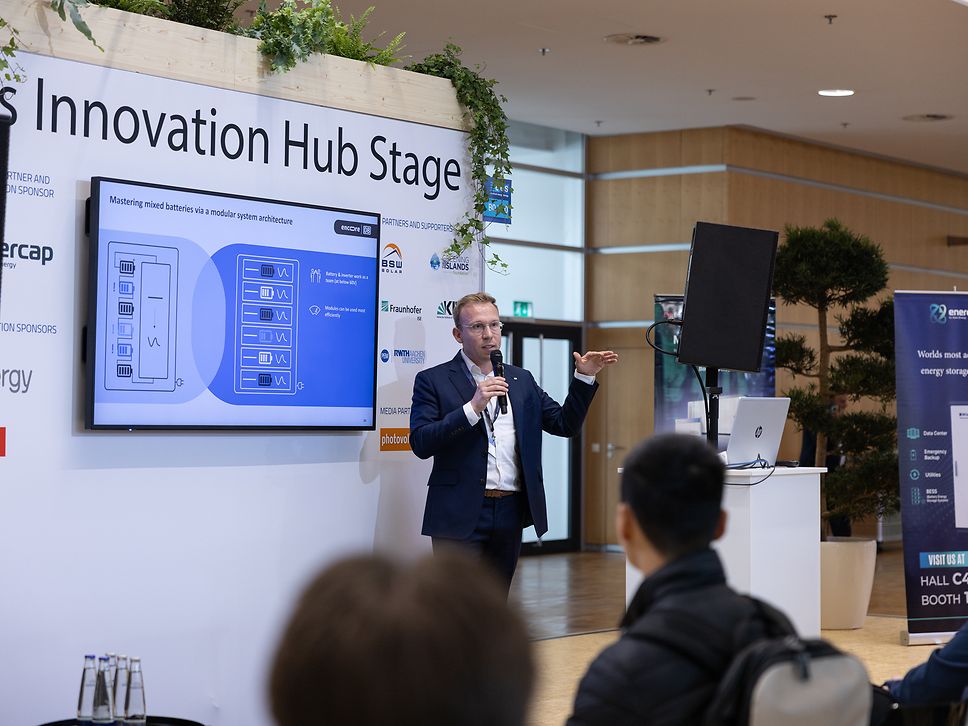 Redner, der einen Vortrag auf der Innovation Hub Stage hält.