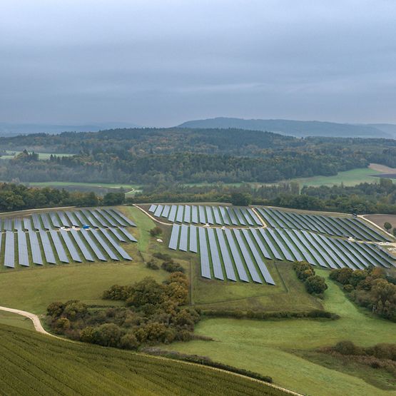 Luftaufnahme des Solarparks von EnBW in Aach