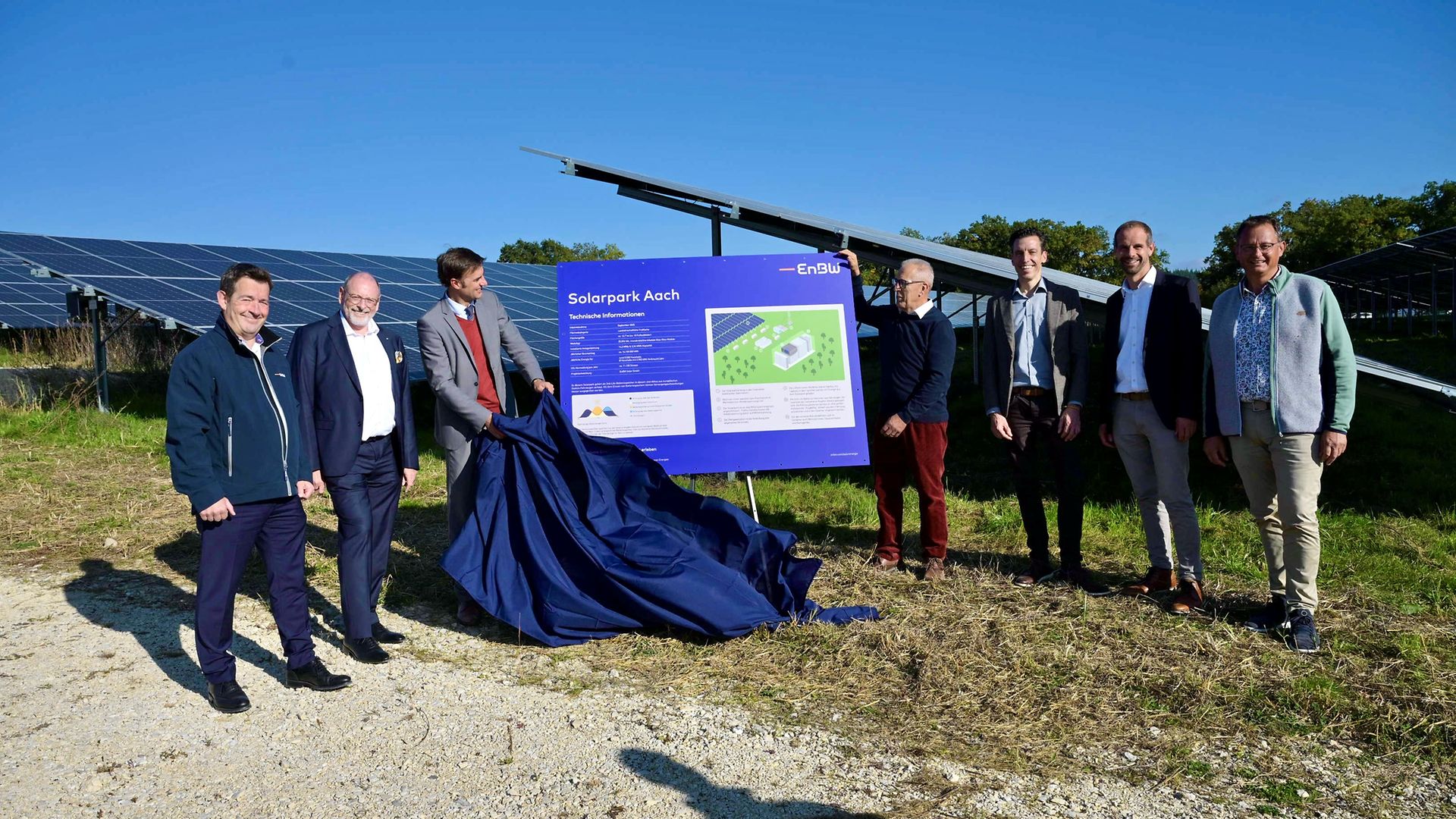 Eröffnungsszene mit Infotafel und Akteuren