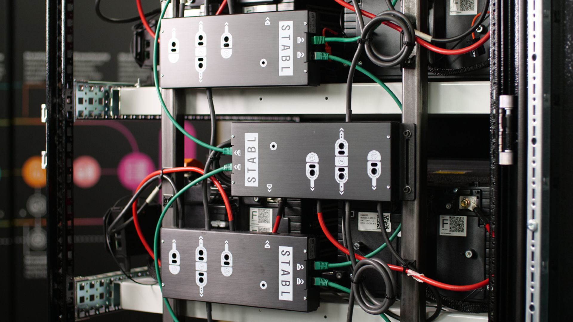 Foto von Wechselrichtern eines Batteriegroßspeichers