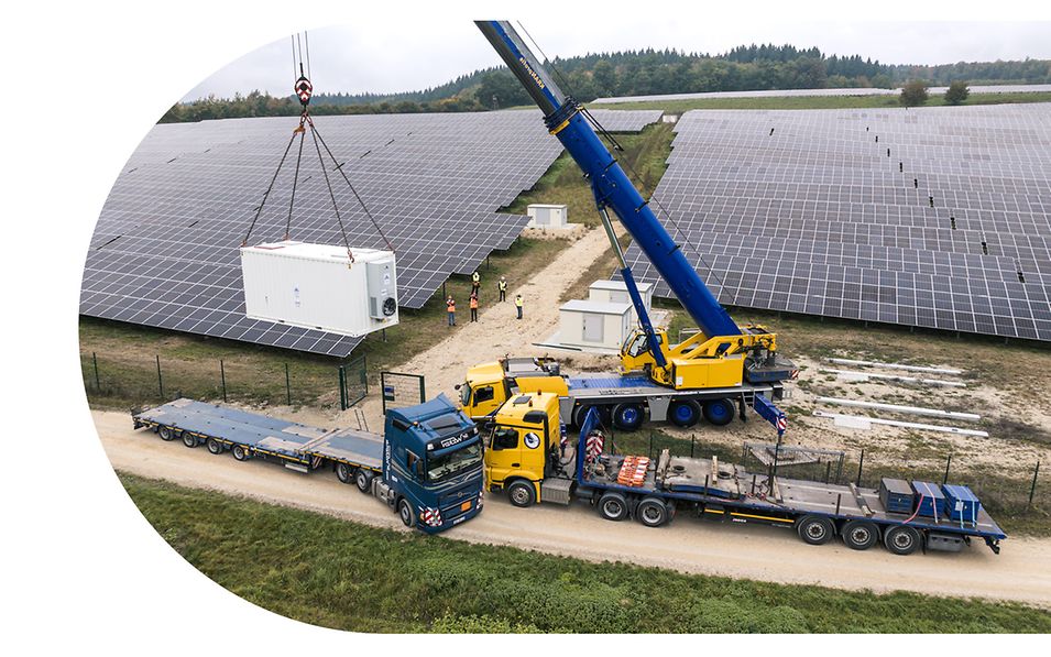 20-Fuß Containers von encore | DB wird mit Kran angehoben, um vor PV-Park installiert zu werden