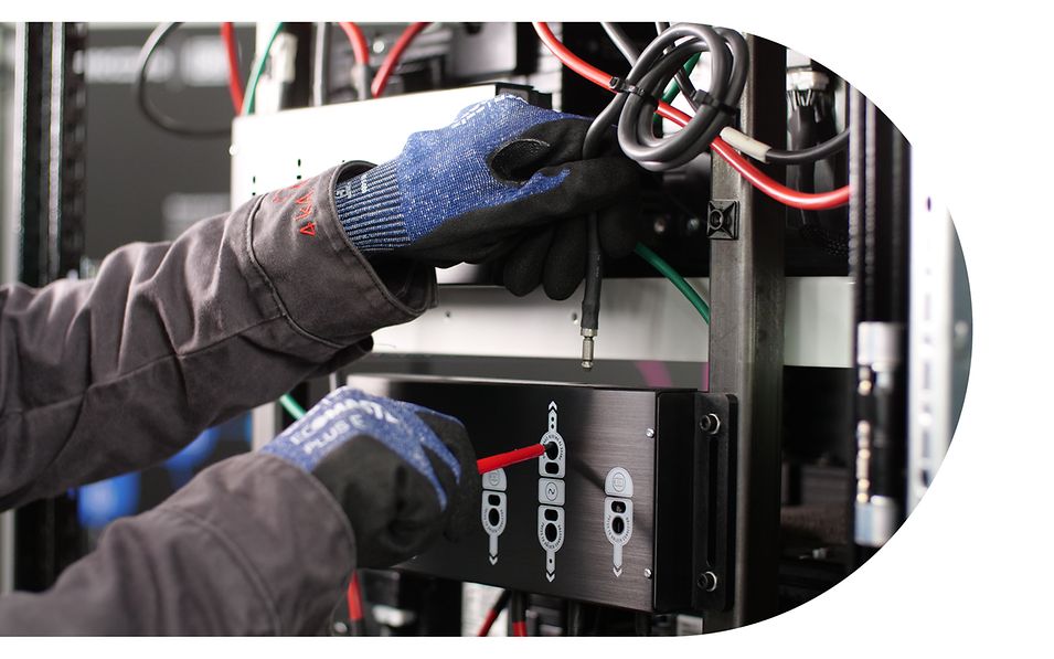 Produktbild vom Outdoor-Cabinet encore4more und dem Batteriespeicher encore4unlimited im 20 Fuß Container. 