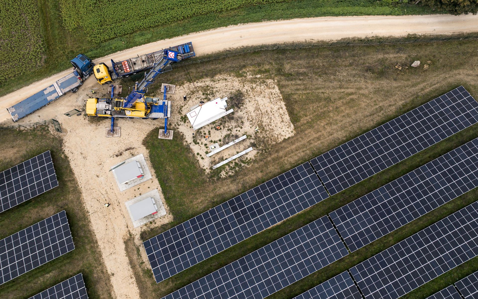 Luftaufnahme von der Installation eines Batteriespeichers von encore | DB neben einem Solarpark.