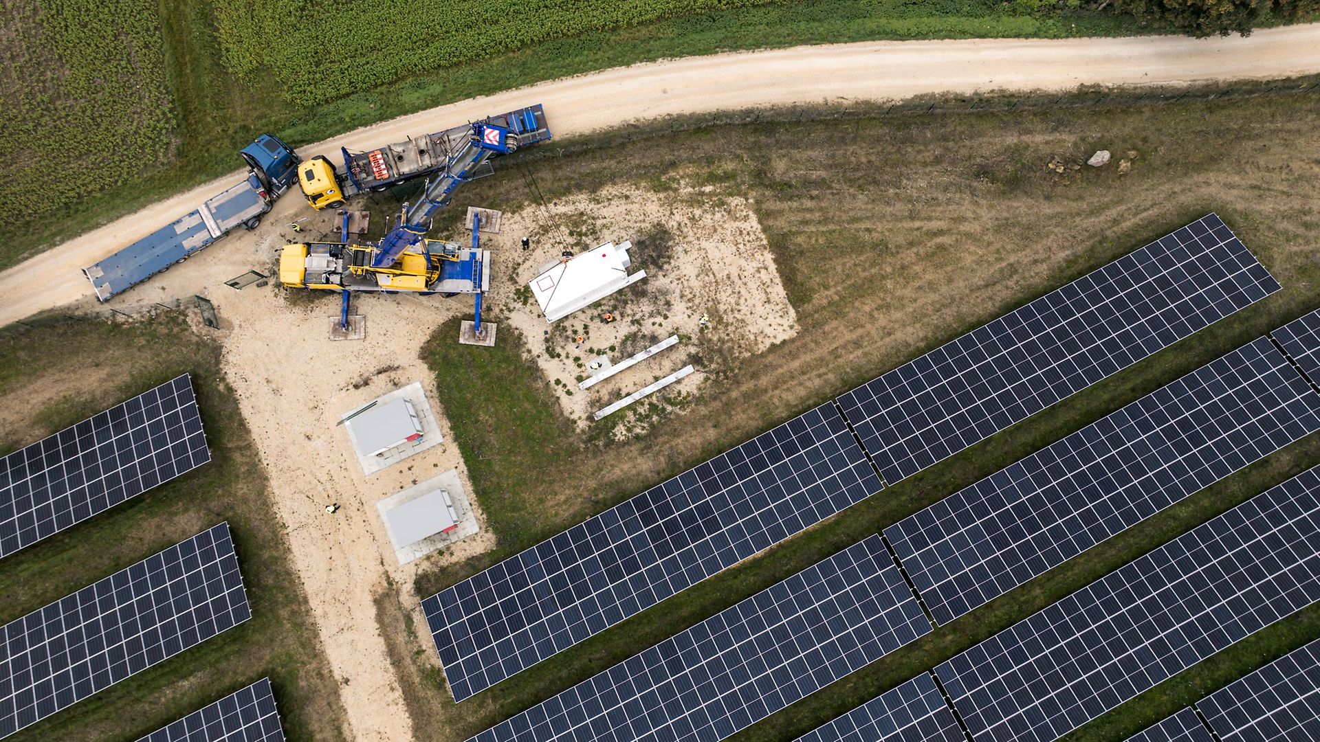 Luftaufnahme von der Installation eines Batteriespeichers von encore | DB neben einem Solarpark.