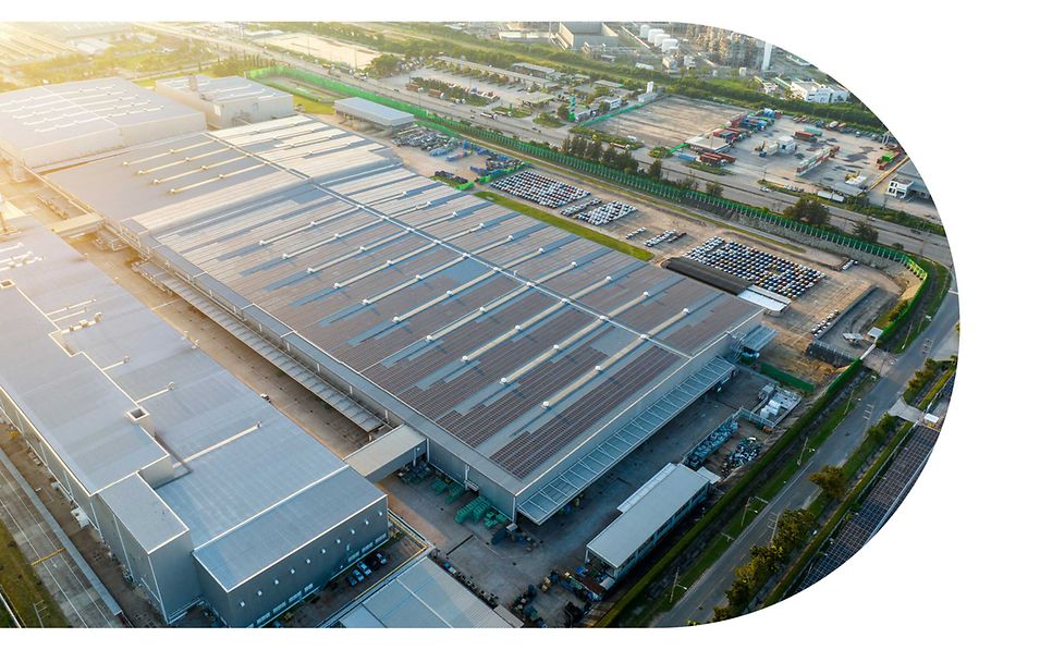 Draufsicht auf Solarmodule auf einem Fabriklagerhaus. 