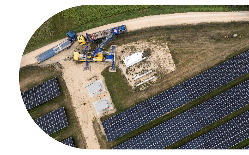 Luftaufnahme von der Installation eines Batteriespeichers von encore | DB neben einem Solarpark.