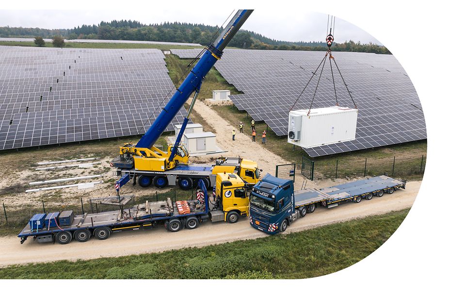 20-Fuß Containers von encore | DB wird mit Kran angehoben, um vor PV-Park installiert zu werden.