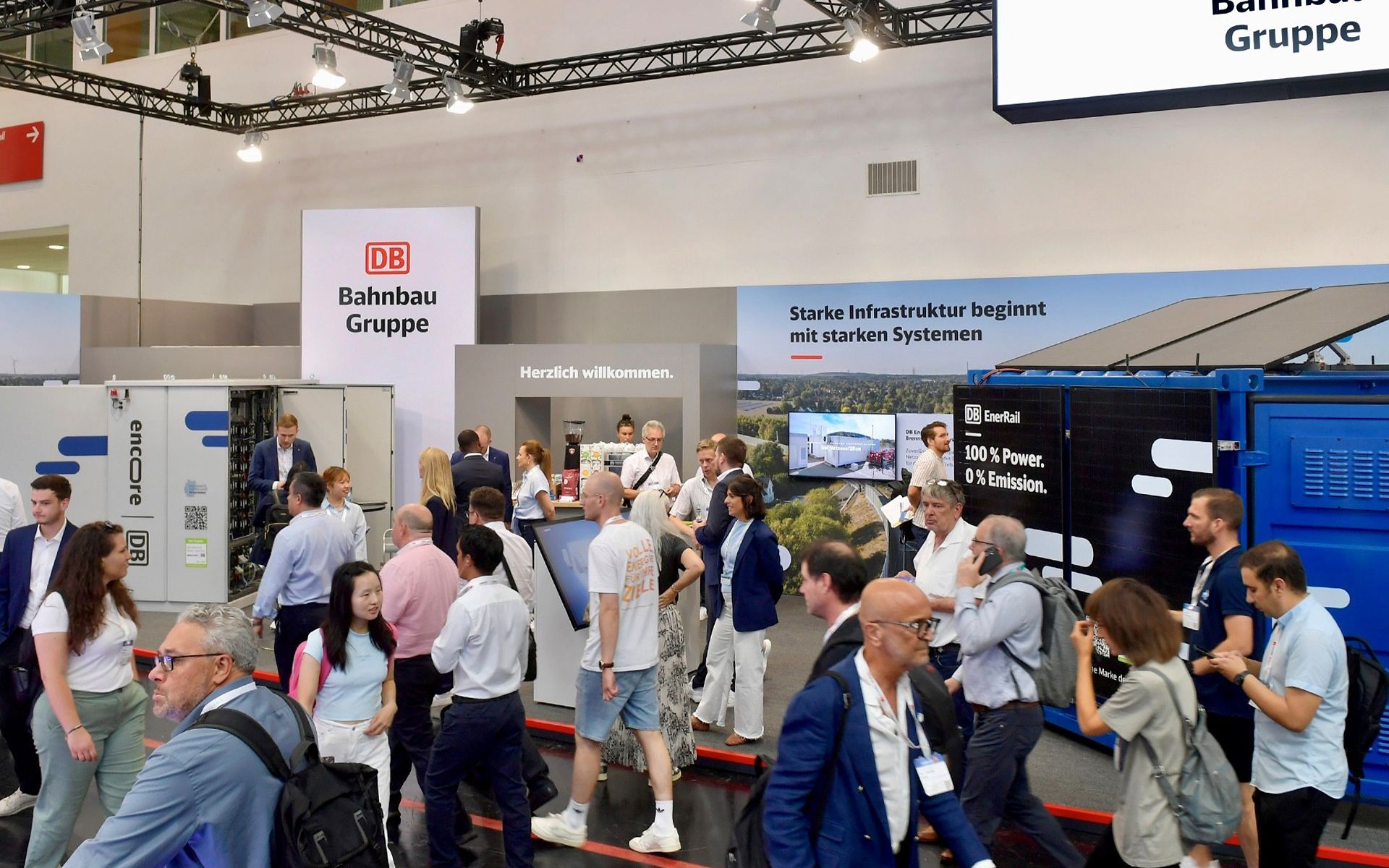 Redner, der einen Vortrag auf der Innovation Hub Stage hält.